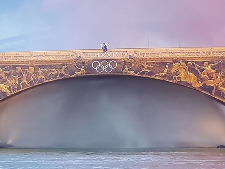 Parigi , lungo la Senna, sotto la pioggia , dichiarata aperti i giochi Olimpiade 2024